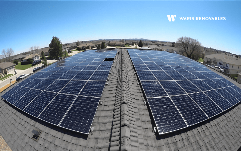 Amplia instalacion de paneles solares en tejado residencial dimensionada para autoconsumo y carga de coche electrico